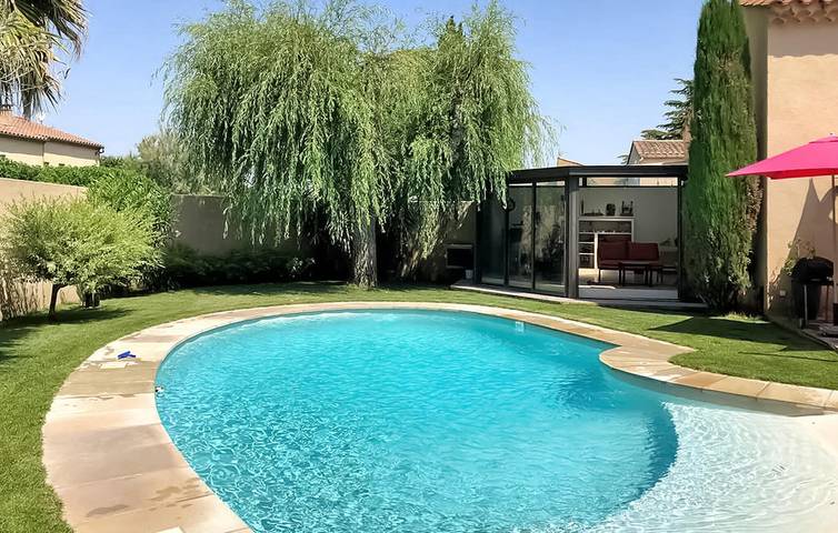 Geräumige Wohnung mit AC, Pool und Parkplatz, in der Nähe von Rognonas in Rognonas, Arles und Umgebung