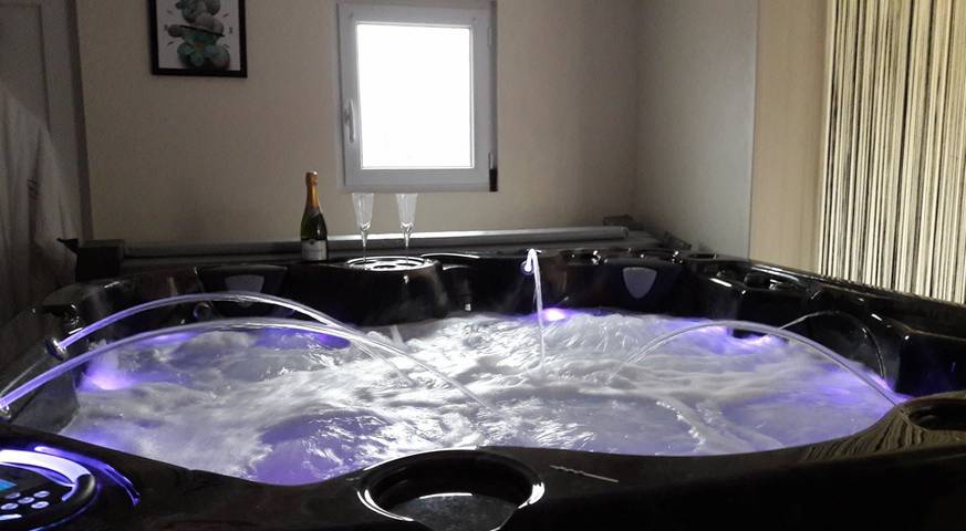 Gîte pour 4 personnes, avec jacuzzi ainsi que terrasse et piscine à Pont-de-l'Isère