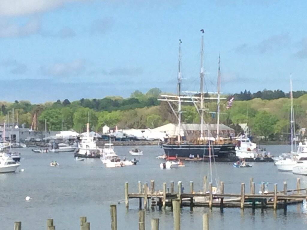 Ganze Wohnung, Seaside Getaway! Kurzer Spaziergang in die Stadt und 180 Grad Meerblick. in Mystic, Connecticut