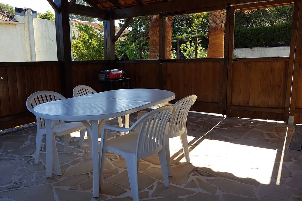Le Poolhouse studio + piscine privée chauffée partagée in Boulouris, Saint-Raphaël