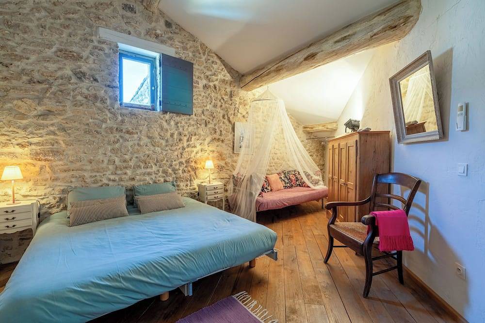 Stylish stone village house with swimming pool in Lagnes, Regionaler Naturpark Luberon