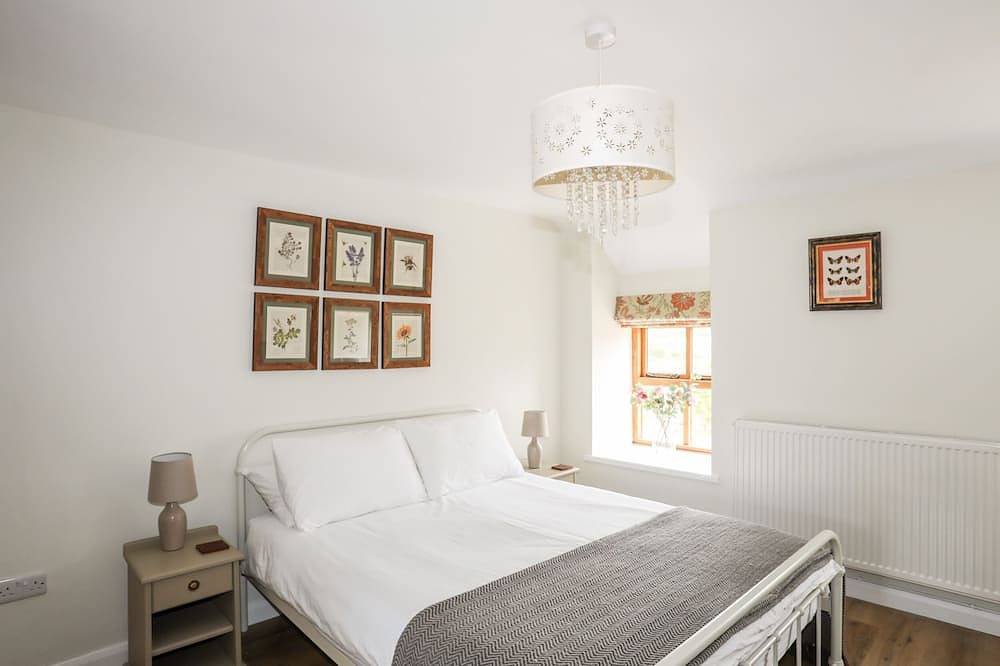 Plas Coch Rhoscolyn, pet friendly, with open fire in Rhoscolyn in Rhoscolyn, Isle of Anglesey