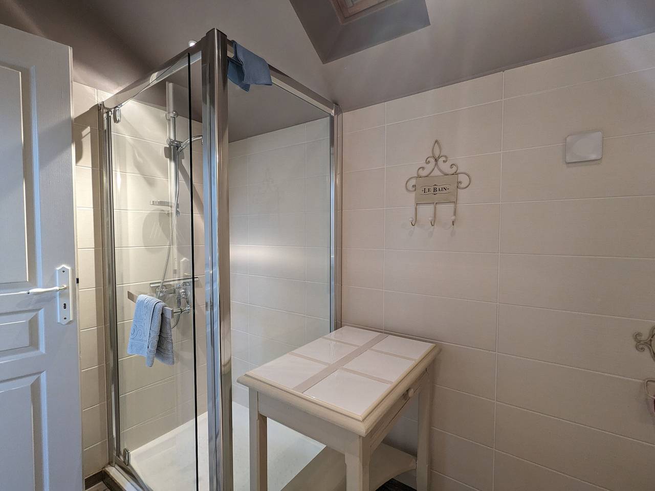 Charming Stone House with Terrace, Children's Amenities, and Nearby Nautical Activities in Pérassay, La Châtre region