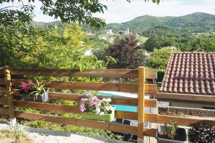 Location de vacances pour 4 personnes, avec piscine ainsi que terrasse et vue, adapté aux familles à Prades (Rhône-Alps)