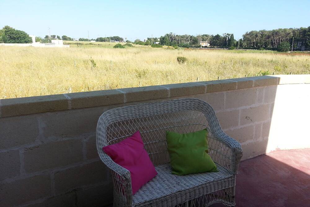 Independent villa with two large verandas, 8 + 1 beds, 300 m from the sea. in Campomarino (Apulia), Gulf of Taranto