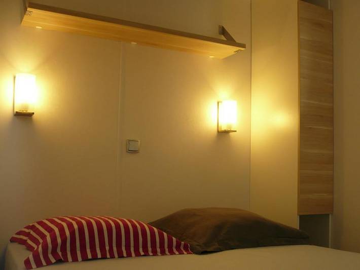 Camping Le Clos de La Lère - Mobilheim 4 personen - Mobilheim 20m² - 2 Zimmer + halbüberdachte Terrasse 7,50m². in Cayriech, Quercy