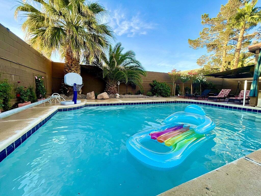 Spacious, Large Pool, Hot Tub, Oasis -close to Speedway, Strip, Airport in North Las Vegas, Nevada