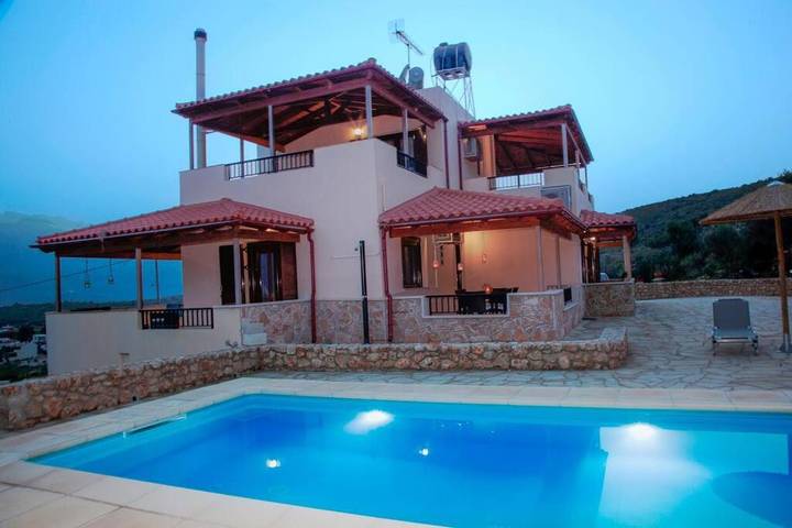 Villa für 8 Personen, mit Ausblick und Pool sowie Garten - 1
