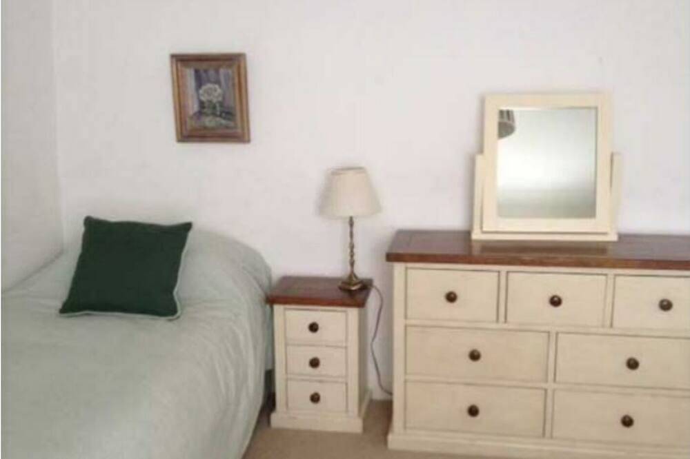The Lugger is a 150 year old 2 bedroom cottage in Portscatho, Cornwall