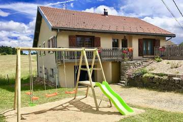 Gîte pour 5 personnes, avec jardin à Les Fourgs