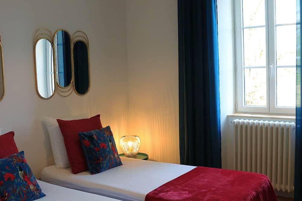 Le gîte de la glycine, renovated house, terrace with magnificent view, enclosed garden in Palmas, Aveyron