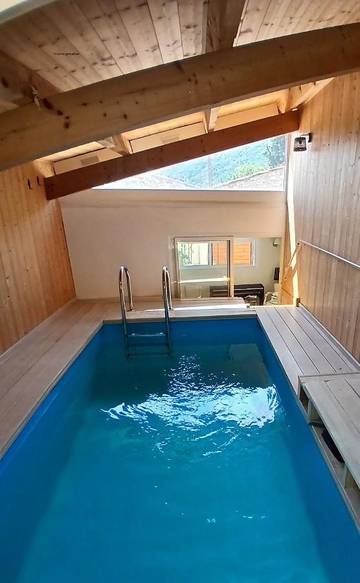 Location de vacances pour 7 personnes, avec vue ainsi que terrasse et piscine à Roche-Saint-Secret-Béconne