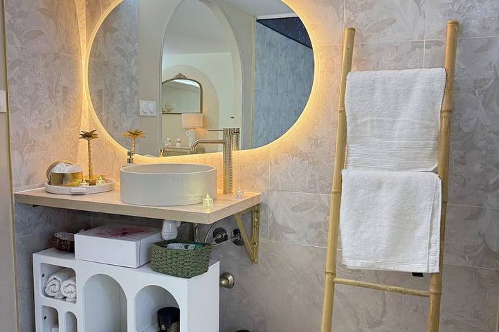 Appartement entier, Suite romantique Jacuzzi & Cinéma - Casacocoonspa in Tremblay-en-France, Seine-Saint-Denis