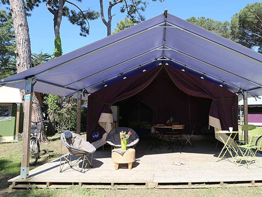Flower Camping La Plage - Bungalow de lona 5 personas - Freeflower Standard 37m² (2 habitaciones) + terraza cubierta 13m² 5 pers in Treignac, Región de Tulle