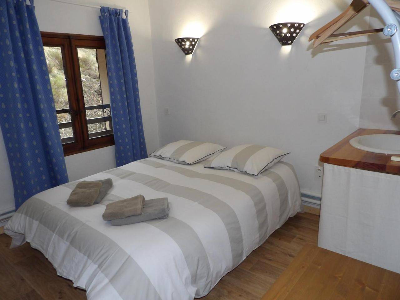 Small Double Room with Private Bathroom in Séranon, Région de Cannes