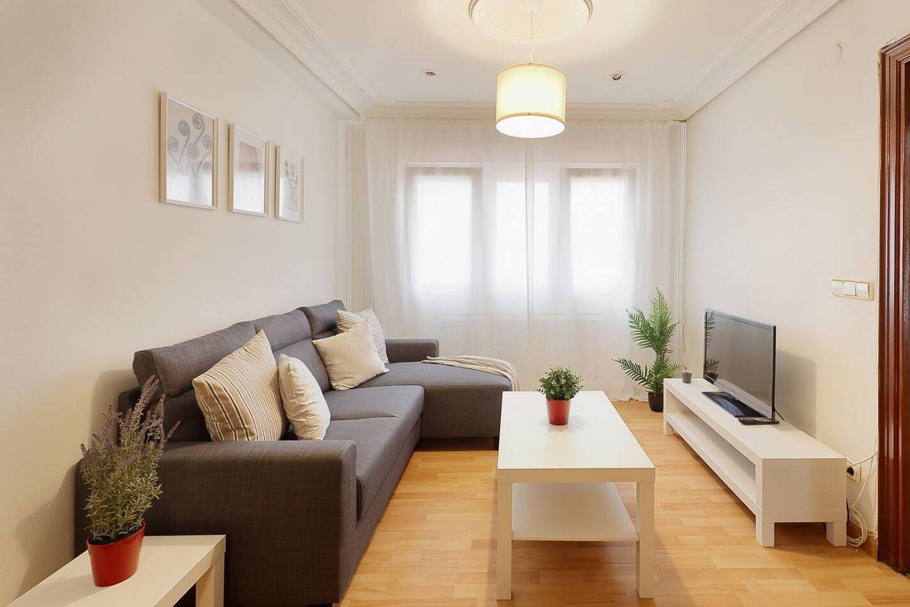 Apartamento entero, Amplio apartamento con cocina completa y lavandería cerca del centro. in Oviedo, Cordillera Cantábrica