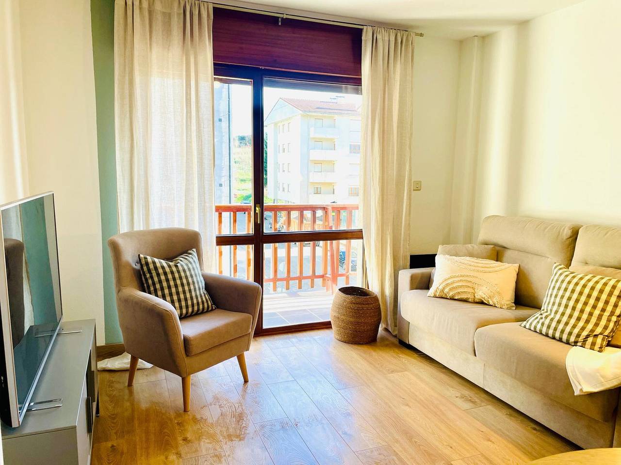 Entire apartment, Two-Bedroom Apartment with Pool, Balcony, and Garage in Tranquil Jaca in Jaca, Spanish Pyrenees