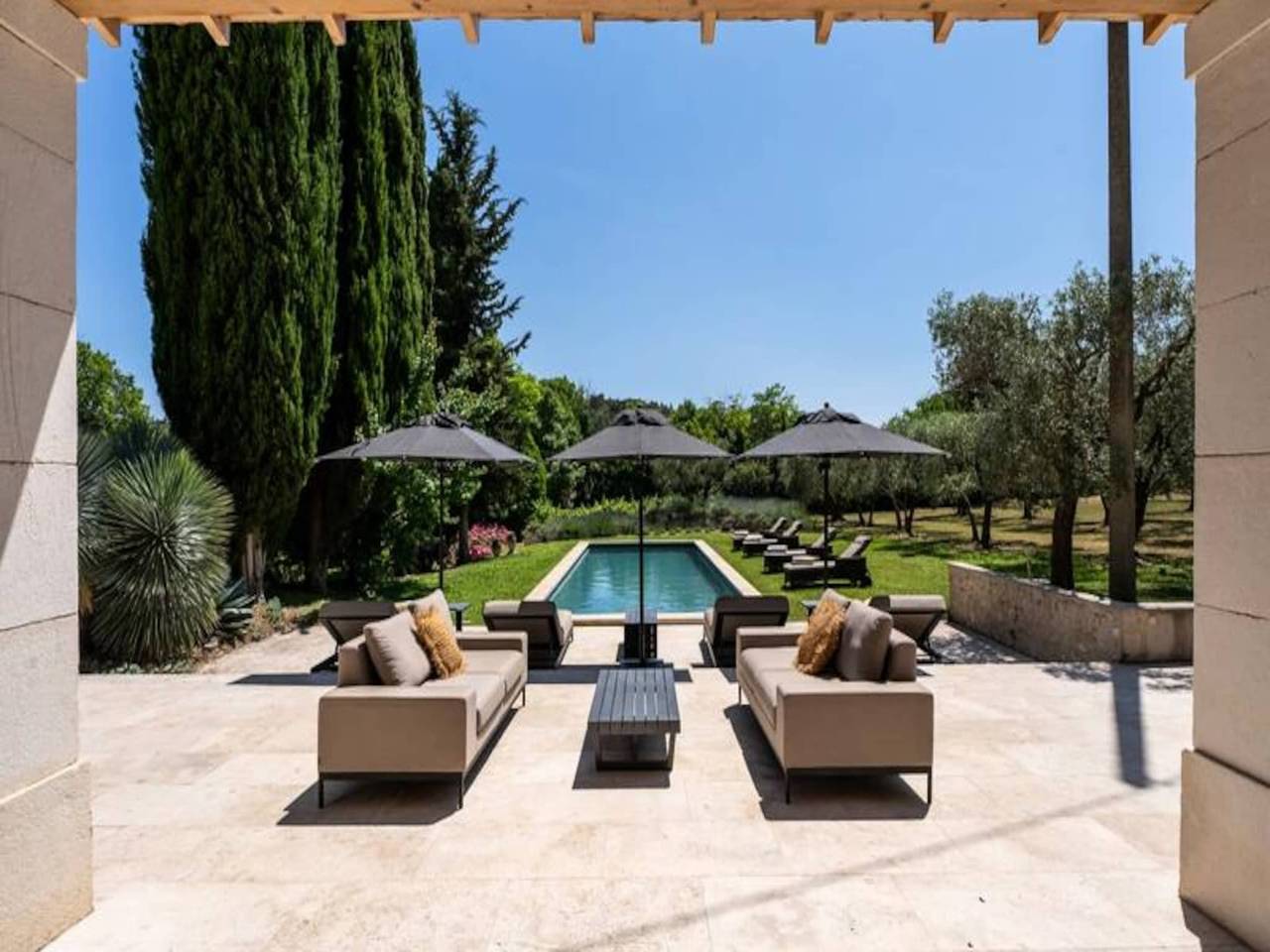 Entire apartment, Apartment in Provence with Heated Pool in Ventabren, Aix-en-Provence region