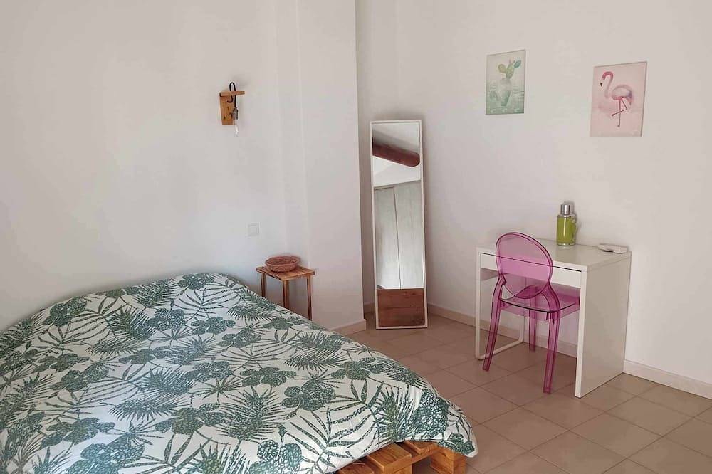 Cottage of two plane trees between Alpilles and Luberon in Orgon, Arles region