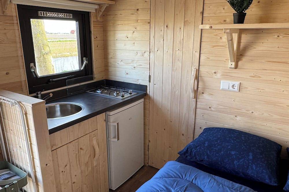 Kampeerwagon aan het water in Petten, Nederlandse Noordzeekust