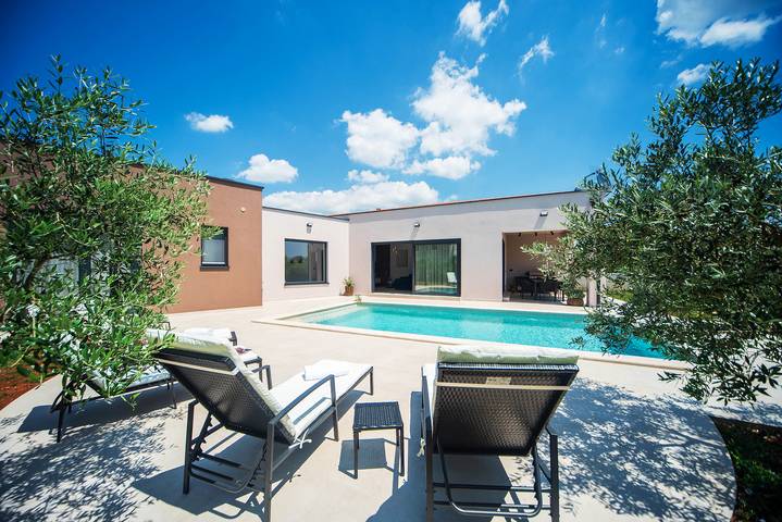 Ferienhaus für 4 Personen, mit Terrasse und Garten sowie Pool in Divšići