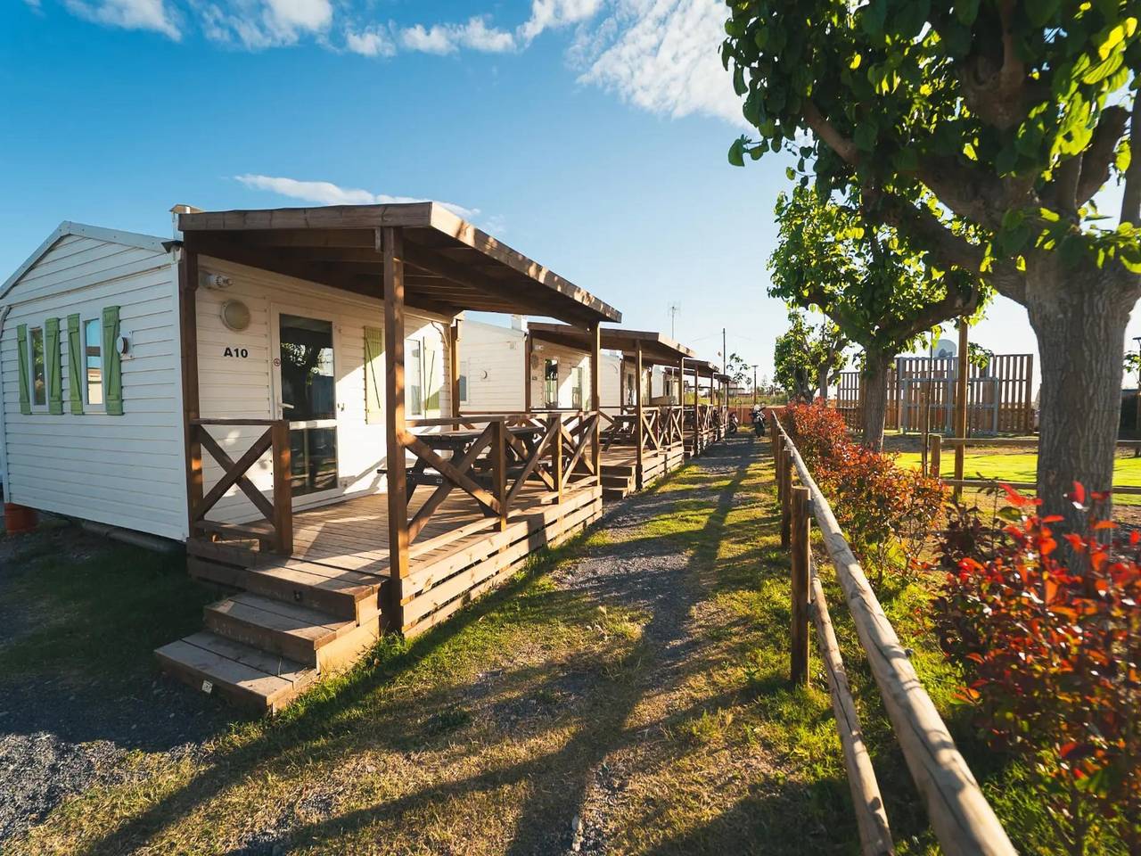 Bungalow en Xilxes con patio para pareja in Playa de Almenara, Chilches