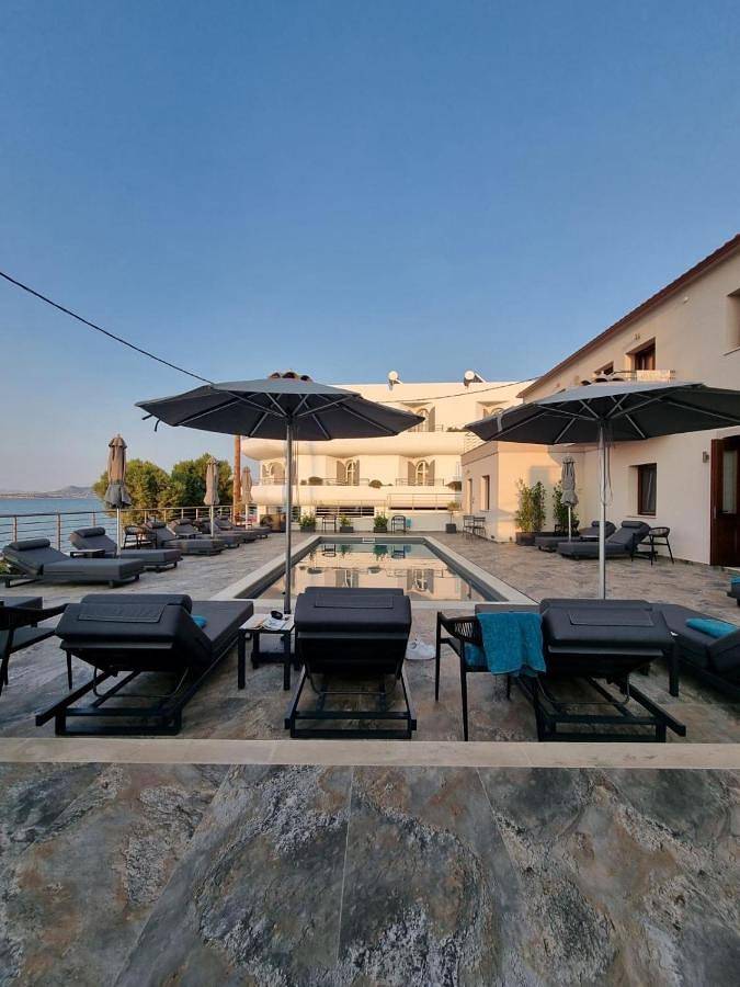 Hôtel pour 2 personnes, avec terrasse ainsi que piscine et vue