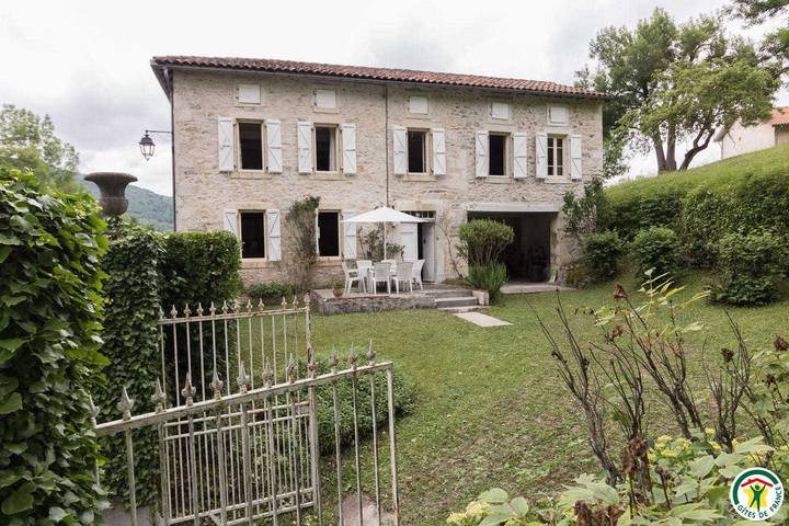 Gîte pour 8 personnes, avec terrasse et jardin