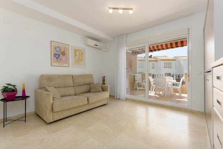 Ganze Wohnung, Ferienwohnung 'Marina 122' mit Gemeinschaftspool, Wi-Fi und Klimaanlage in Playa Ancha, Casares