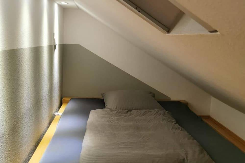 Ganze Wohnung, Klimatisierte Dachgeschosswohnung.Geeignet für Messebesucher sowie Familien. in Monheim am Rhein, Kreis Mettmann