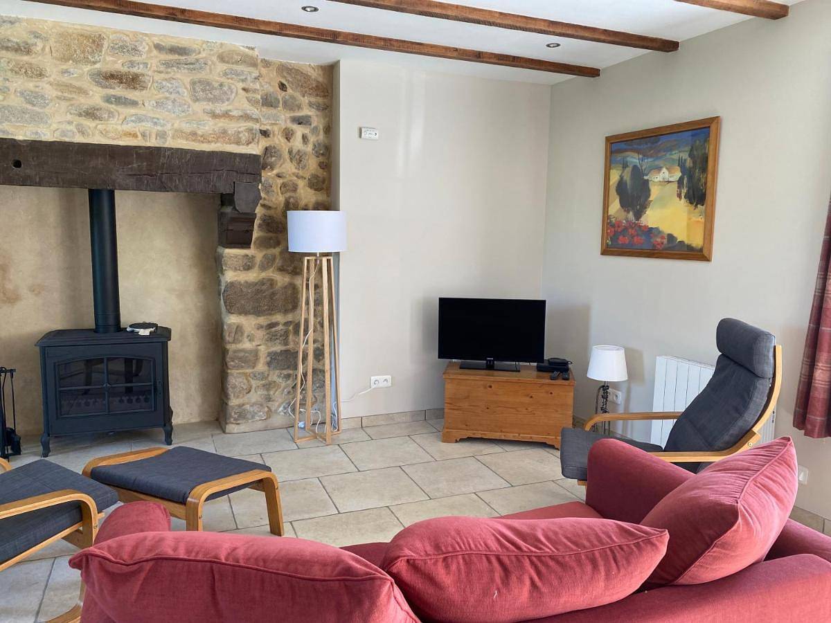 Two-Bedroom House in Jugon-les-Lacs, Région de Dinan