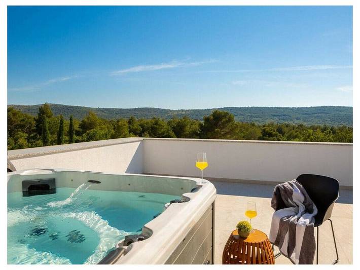 Villa pour 12 personnes, avec jardin et sauna ainsi que jacuzzi et piscine, animaux acceptés à Šibenik - 2