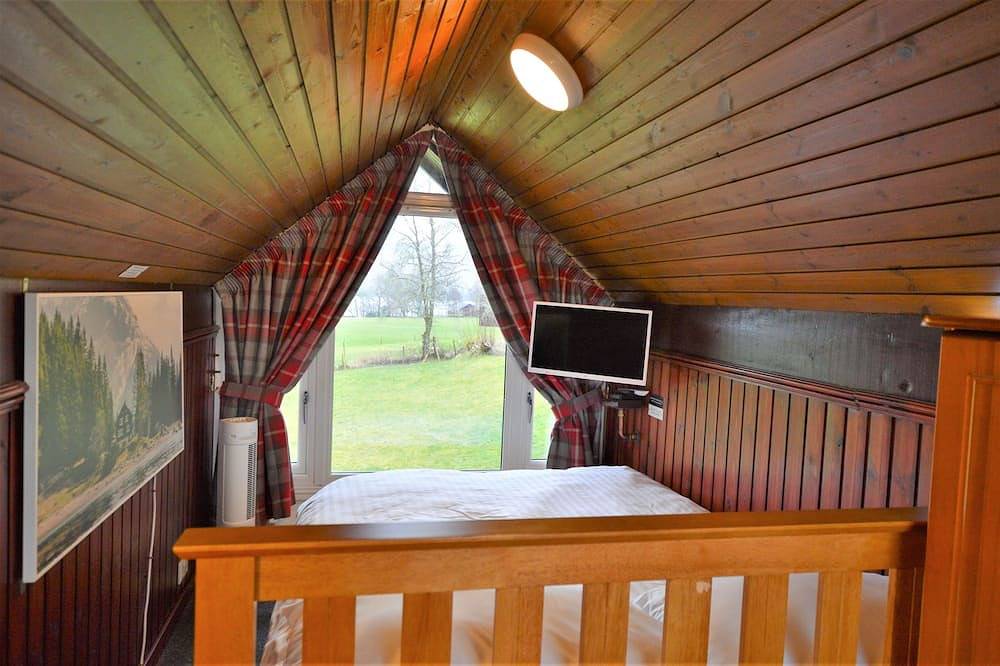 Iona Lodge, loch views, peaceful location, pet friendly in Argyll & Bute