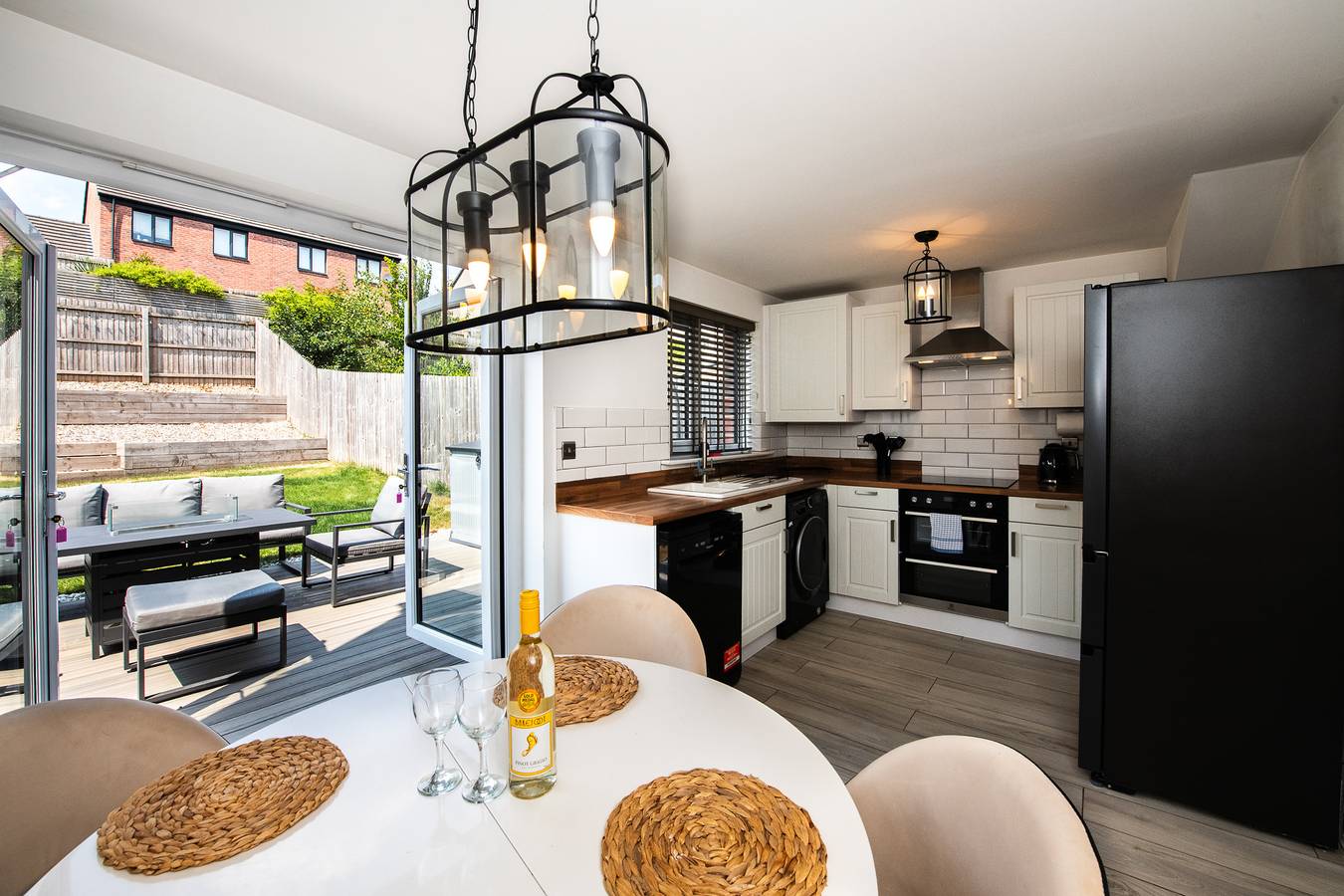 Stylish Family Home with Garden & Free Parking - Pass the Keys in Cardiff, Cardiff region