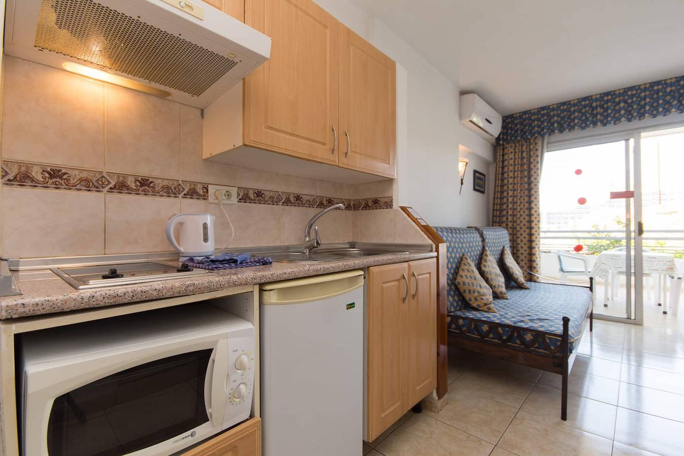 Geheel appartement, Vakantieappartement voor 3 personen met zwembad in Playa Puerto Colón, Adeje