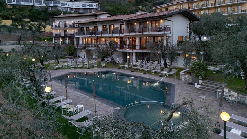 Hotel für 2 Personen, mit Garten und Pool sowie Seeblick und Ausblick in Limone sul Garda