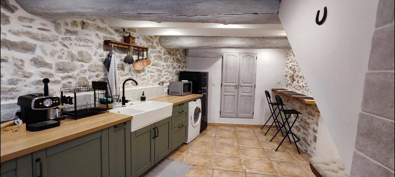 Appartement entier, Two-Bedroom House in Lançon-Provence, Côte méditerranéenne (France)