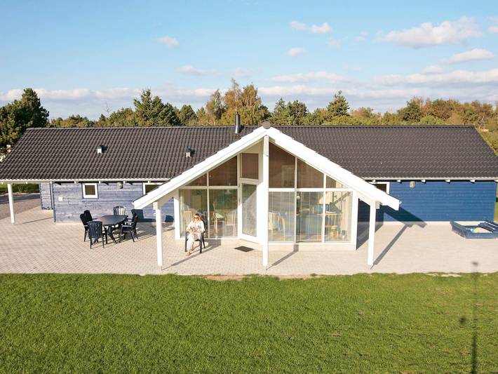 Ferienhaus für 10 Personen, mit Whirlpool und Terrasse sowie Garten und Sauna in Lolland