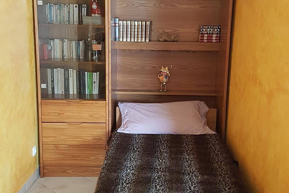 Entire apartment, Make your holidays in a beautiful furnished apartment with the sea on the horizon. in La Gaude, Cannes region