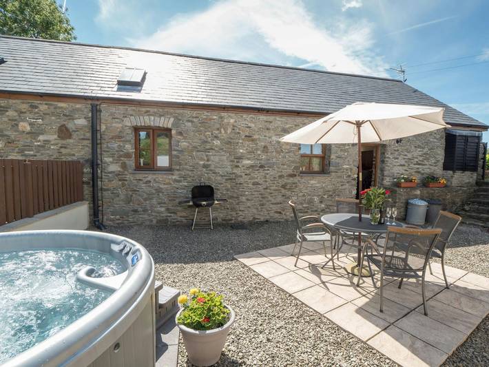 Cottage for 4 people, with garden and hot tub as well as terrace, with pets in Cardigan Bay