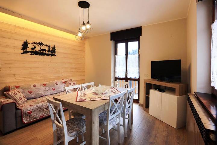 Gîte pour 7 personnes, avec Balcon et Terrasse ainsi que Jardin et Vue à Colere