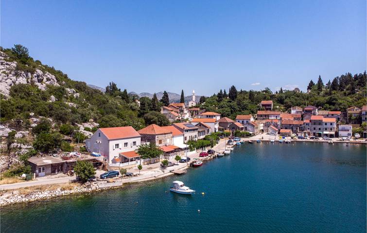Charmantes Apartment mit Terrasse, WLAN und Parkplatz in der Nähe der Neretva in Rogotin, Dubrovnik-Neretva