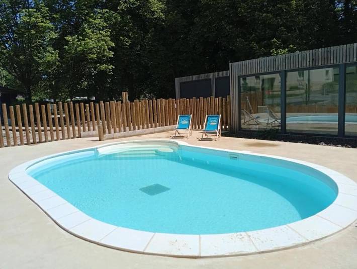 Gîte pour 2 personnes, avec terrasse ainsi que jardin et piscine, animaux acceptés à Vittel