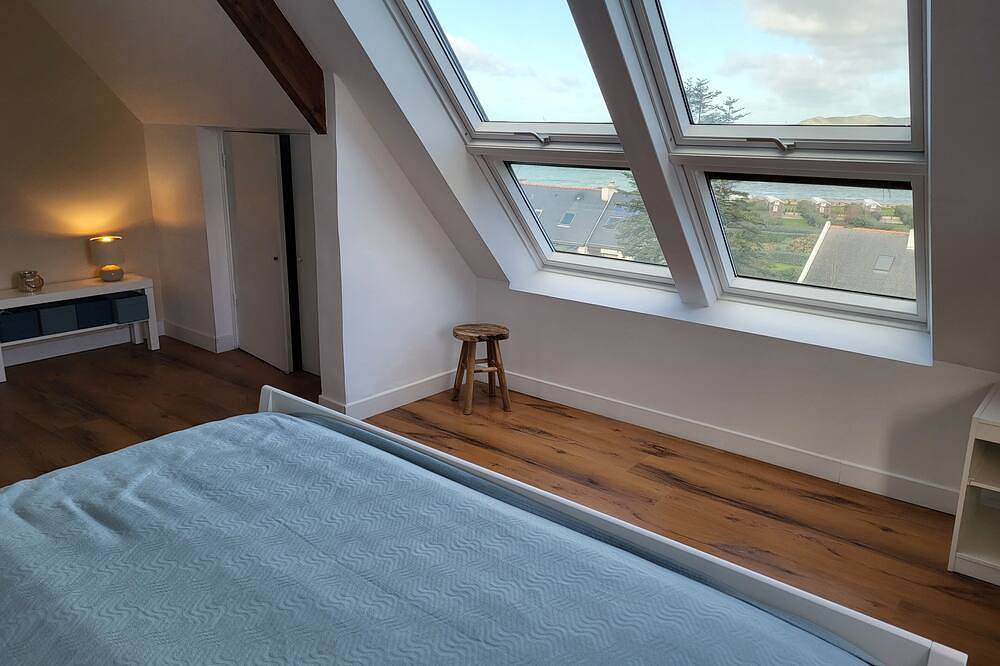 Brittany holiday home sea view, conservatory, sleeps 8 near beach prime location in Trélévern, Costa de granito rosa