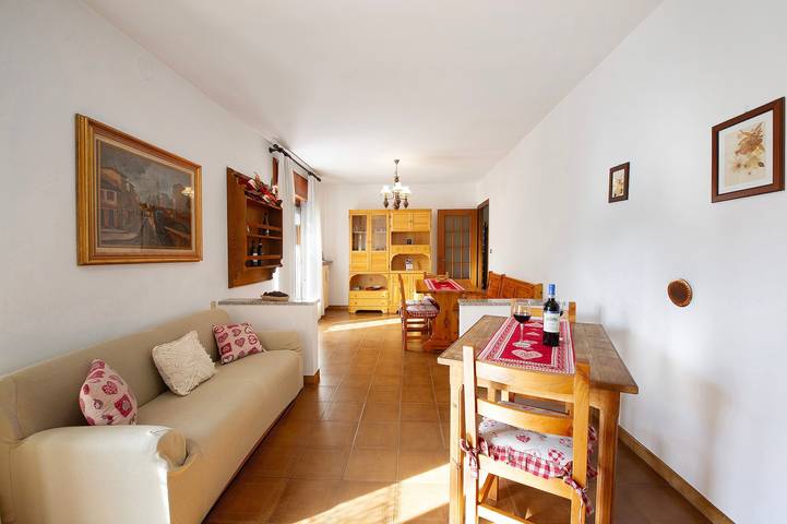 Hel lejlighed, Maison Lorent Apartment with Mountain View, Balcony and Wi-Fi in Fabbrica (Chamdepraz), Comune di Champdepraz