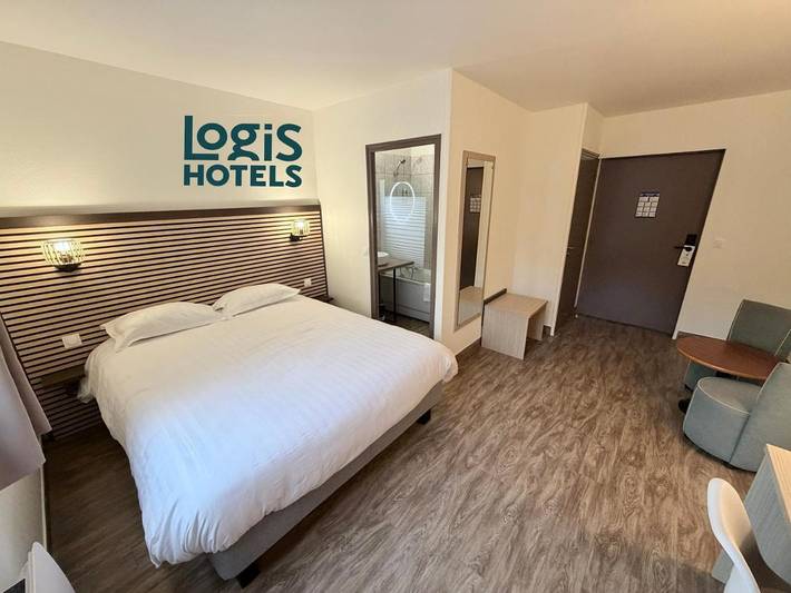 Hôtel pour 4 personnes, avec Terrasse et Jardin ainsi que Piscine et Vue