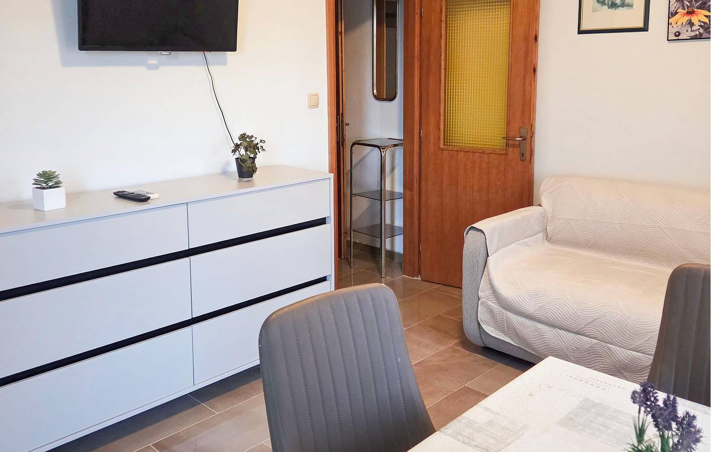 Ganze Ferienwohnung, Urlaub am Meer: Gemütliche Ferienwohnung mit Pool, WLAN und Terrasse in Pakostane, Zadar