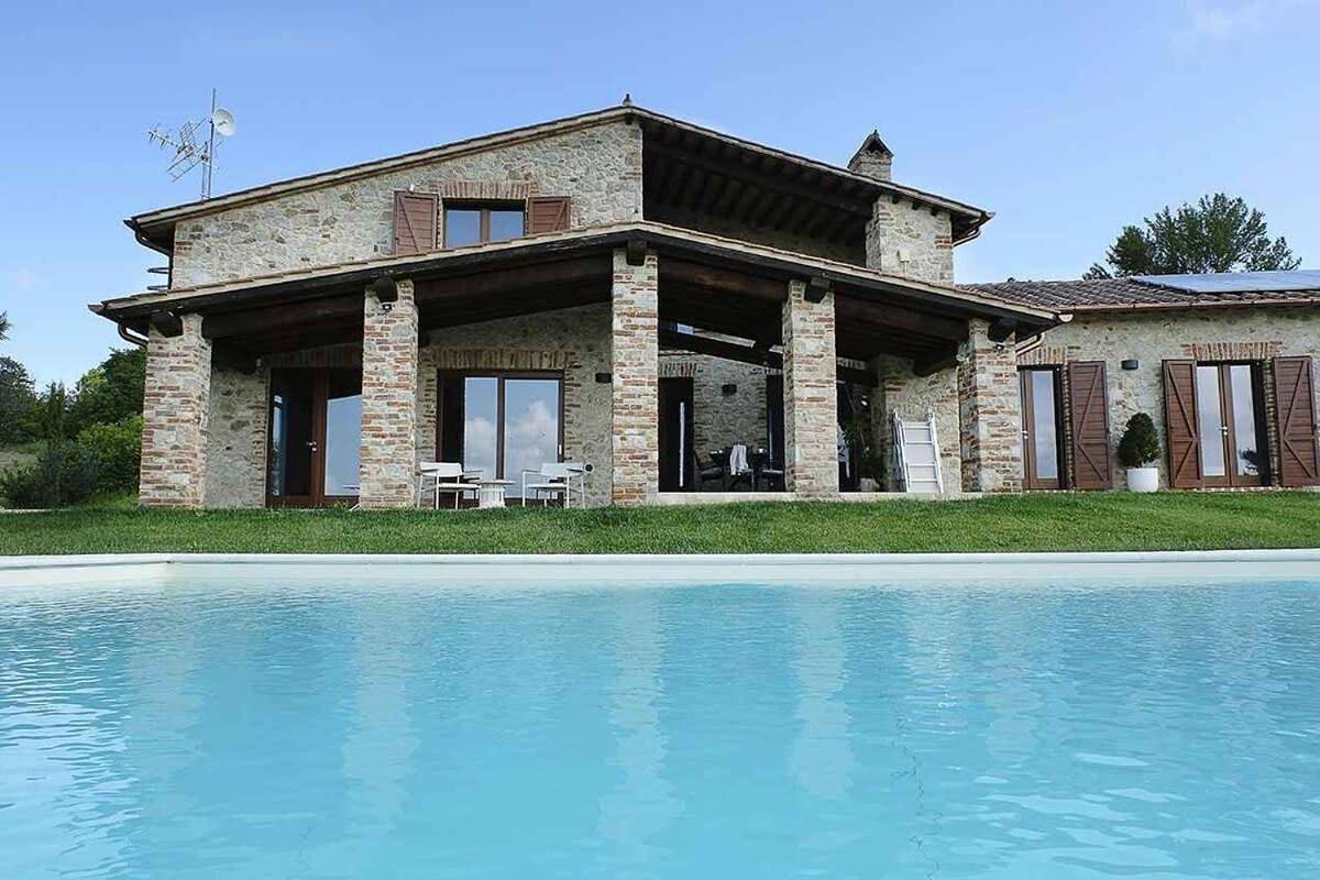 On Top Of The Hill Villa With Great Valley View in Perugia, Perugia e dintorni