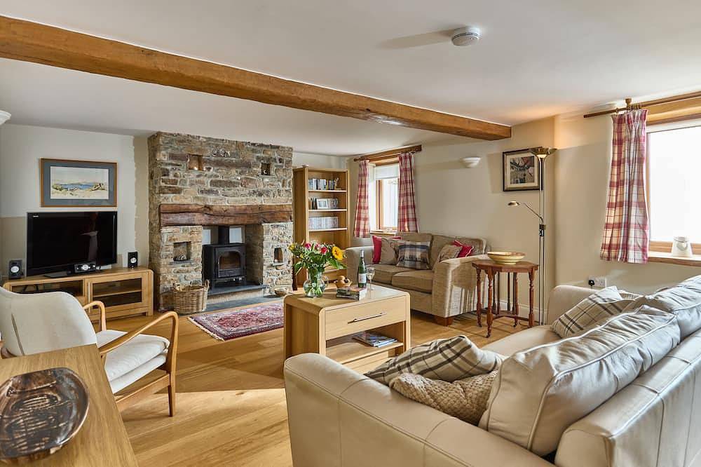 Spacious, well-equipped cottage with parking in Hartland, N Devon - Sleeps 6. in Hartland, Hartland Devon Heritage Coast
