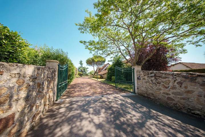 Location de vacances pour 13 personnes, avec bassin pour enfant ainsi que jardin et piscine à Sargé-lès-le-Mans - 4